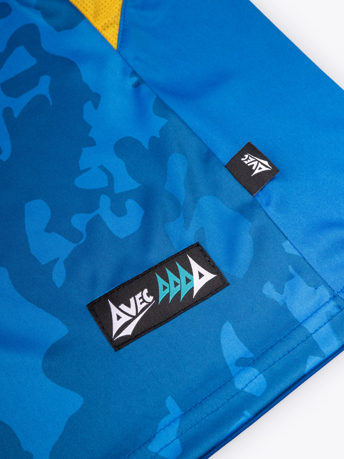 avec woven tag