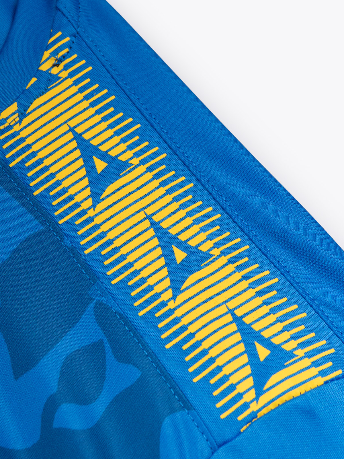avec 'a' shoulder detail