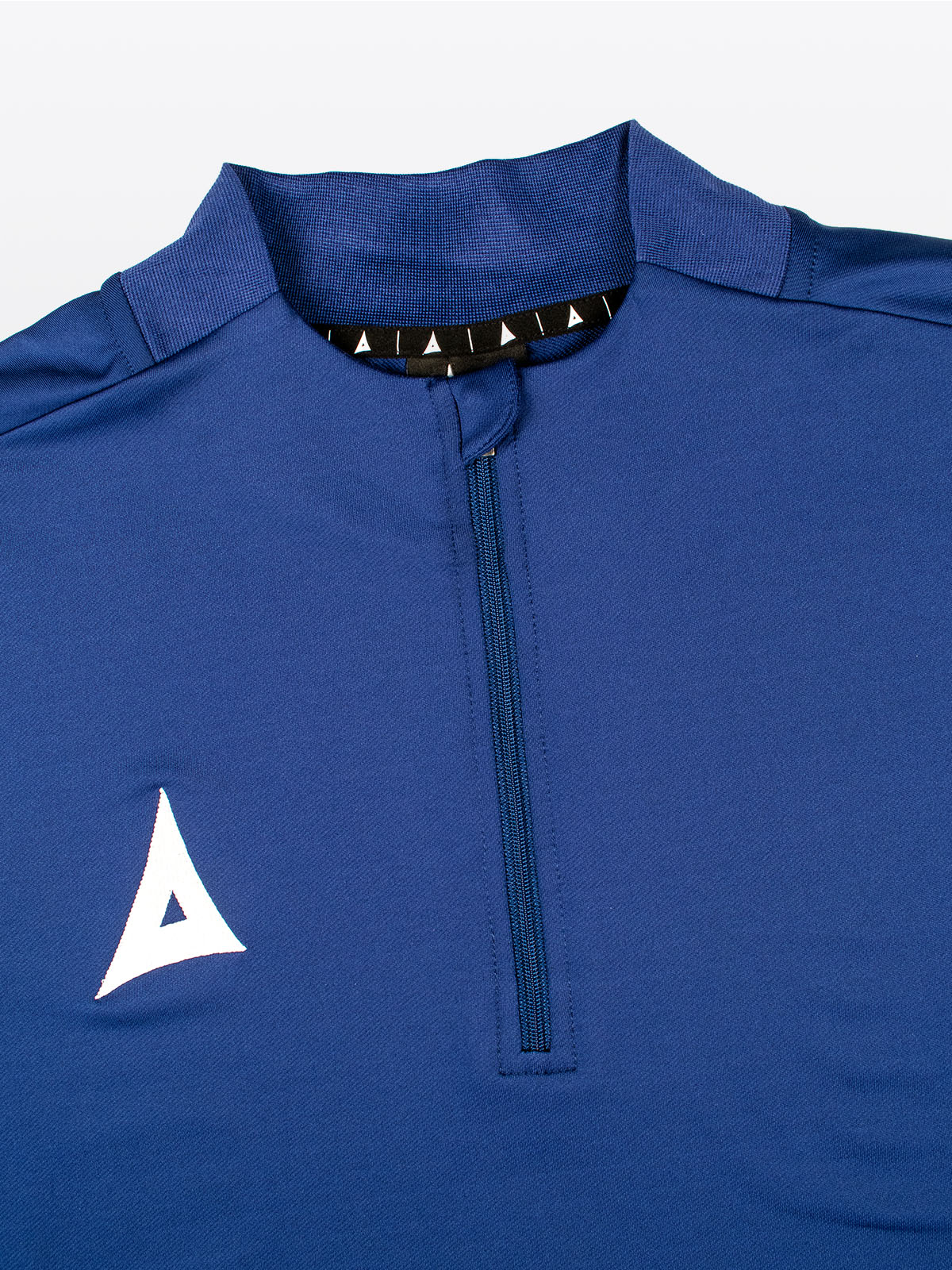 close-up of collar design on the avec focus 2 navy tech overlay
