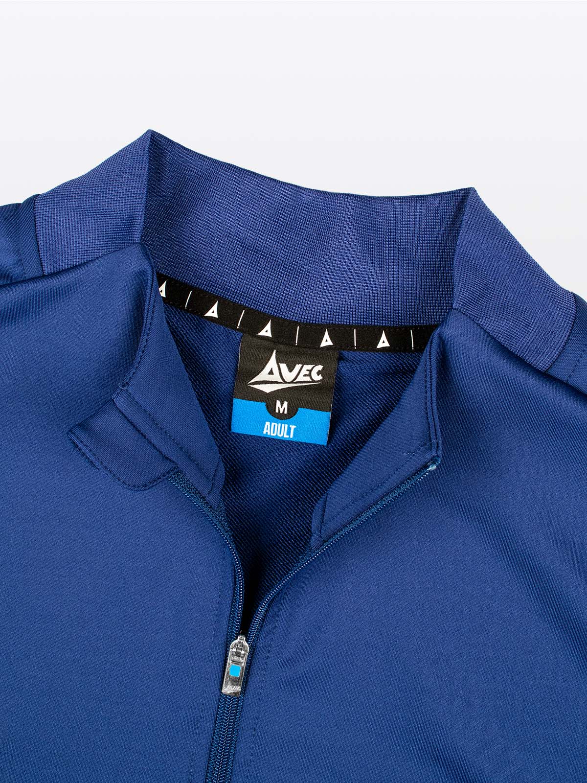close-up of inner collar design on the avec focus 2 red tech overlay and avec id soft feel neck label