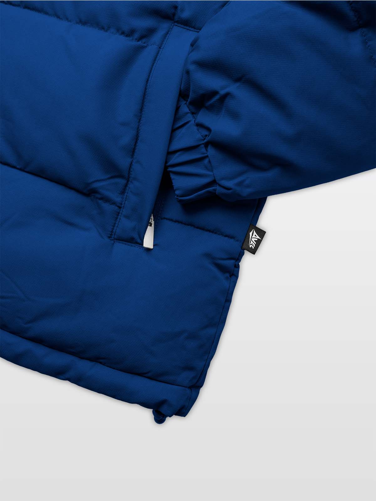 close up of the adjustable ribbed hem of the avec evolve pro padded jacket in navy