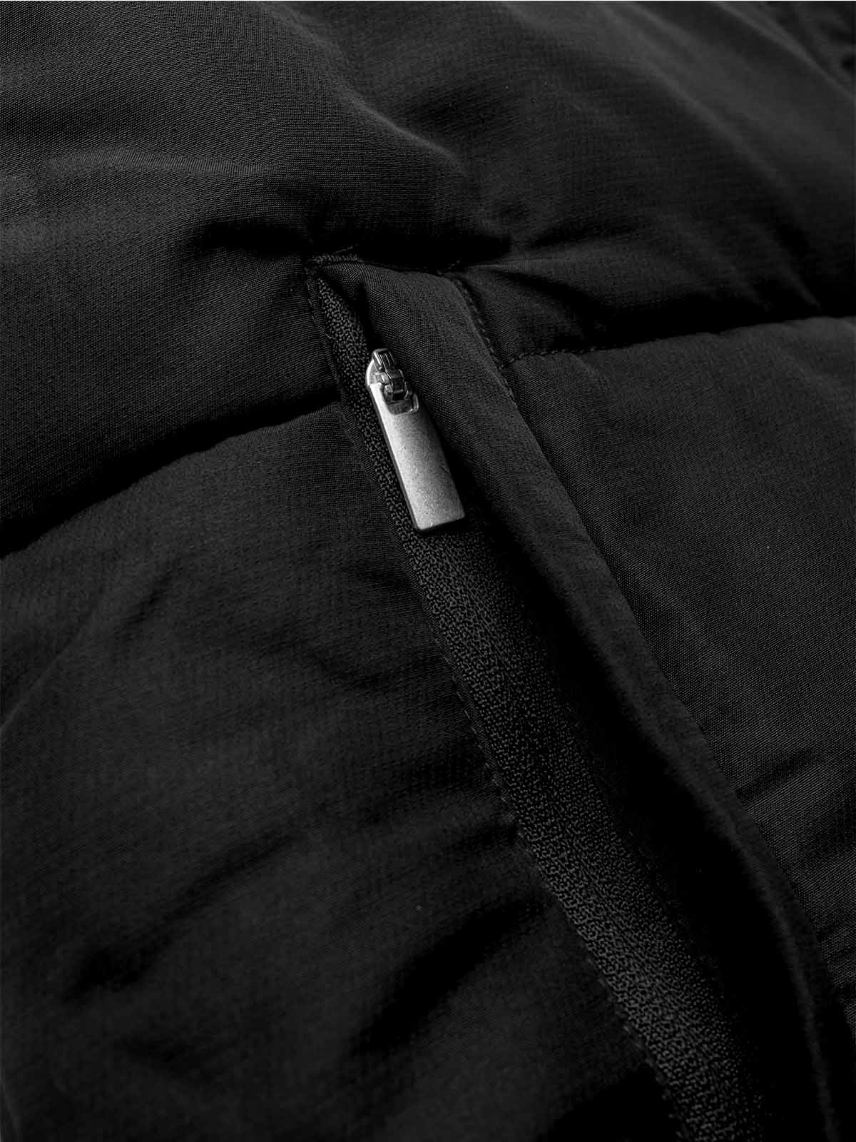 close up of the side seam zipped pockets of the avec evolve pro padded jacket in black