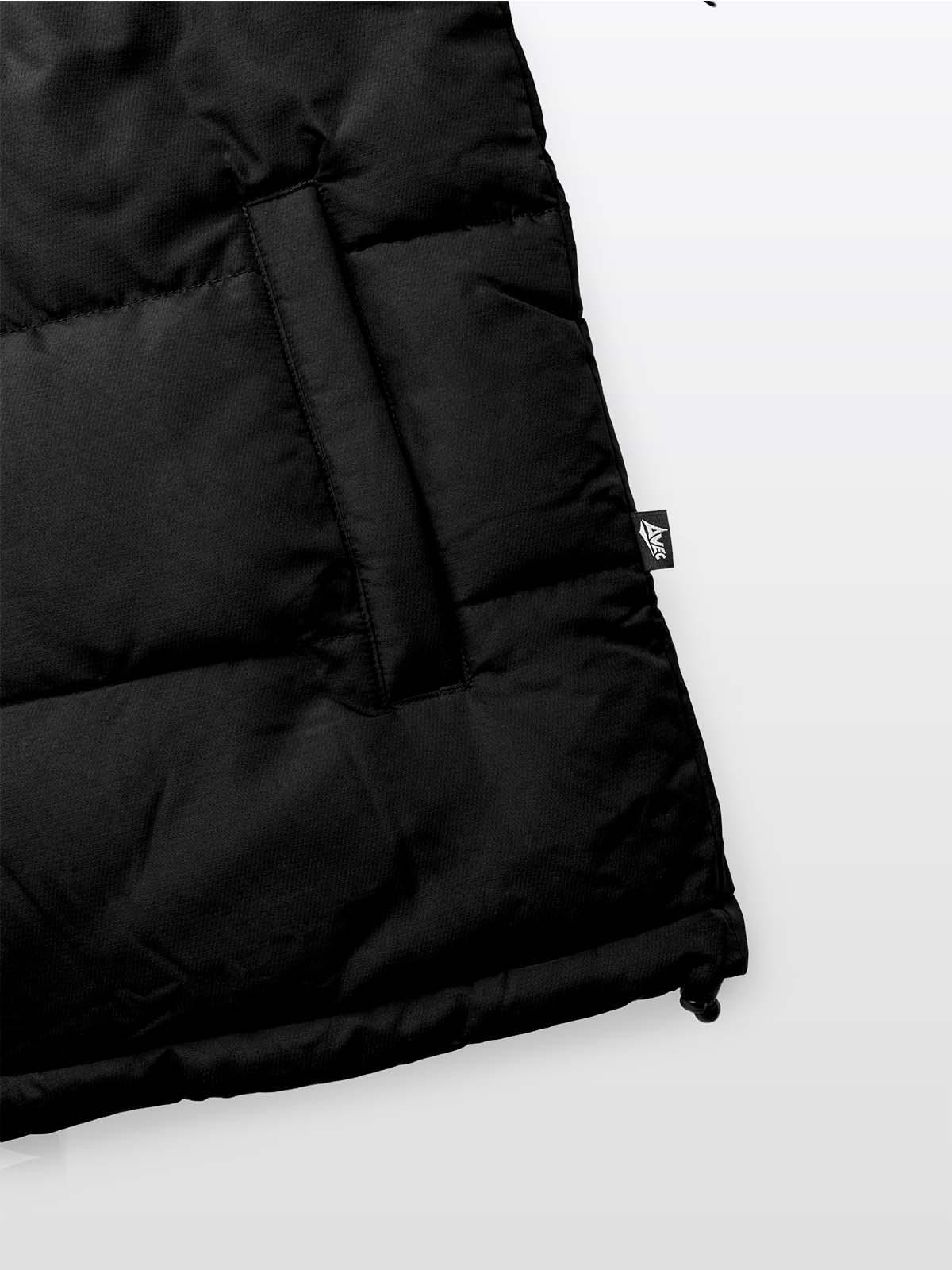 close up of the adjustable ribbed hem of the avec evolve pro padded jacket in black