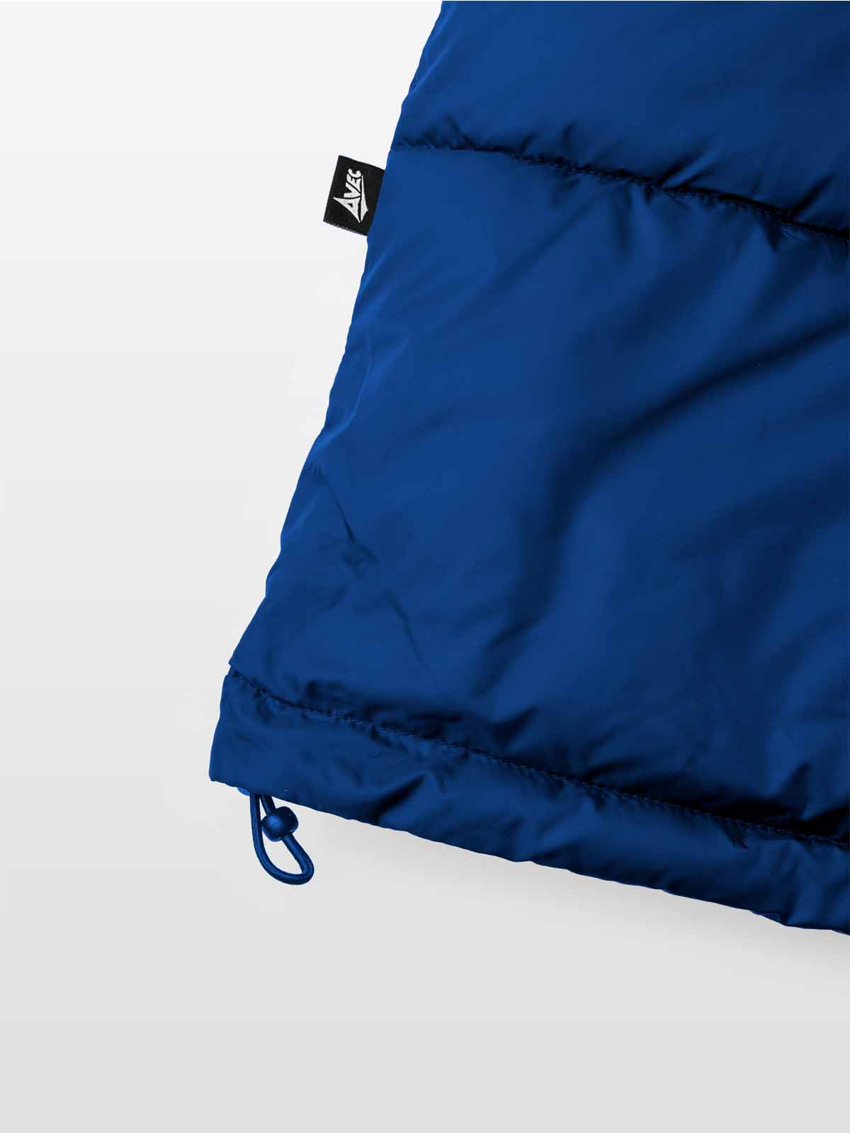 close up of the adjustable ribbed hem of the avec evolve pro padded bench jacket in navy