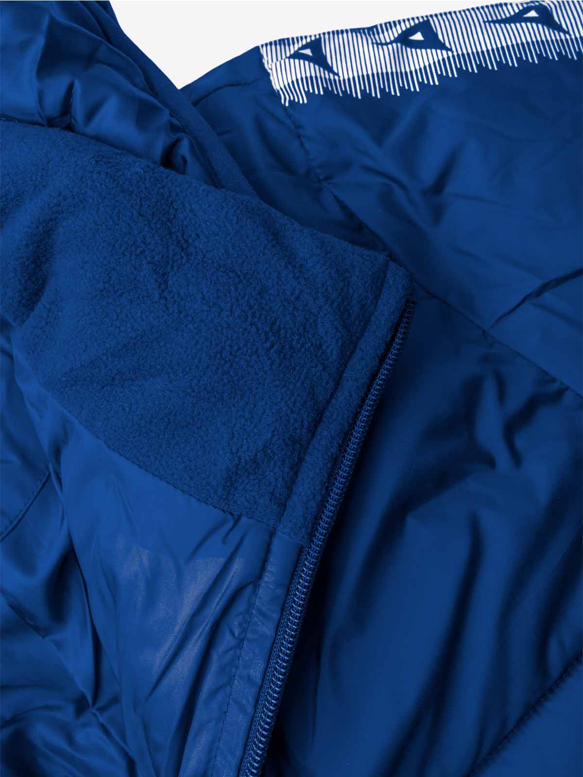 close up of the inner warm lining of the avec evolve pro padded bench jacket in navy