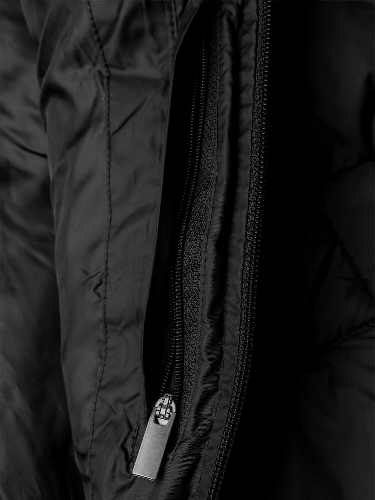 close up of the concealed pocket of the avec evolve pro padded bench jacket in black