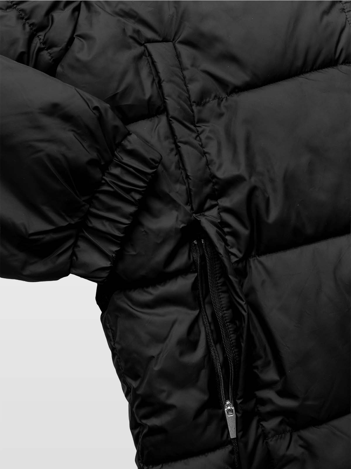 close up of the side seam zipped pockets and chest pockets of the avec evolve pro padded bench jacket in black