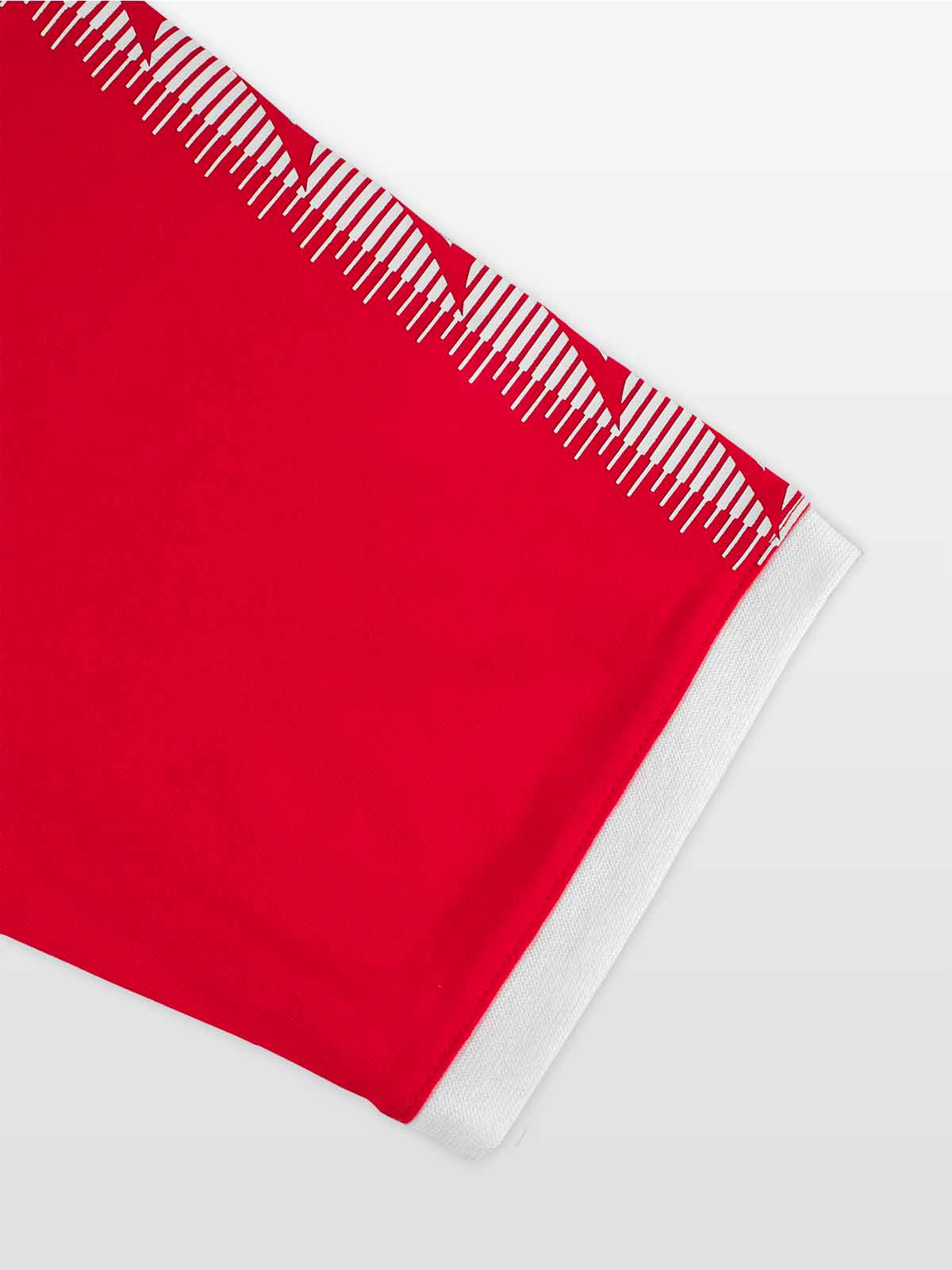 close-up of sleeve cuff on the avec evolve red t-shirt