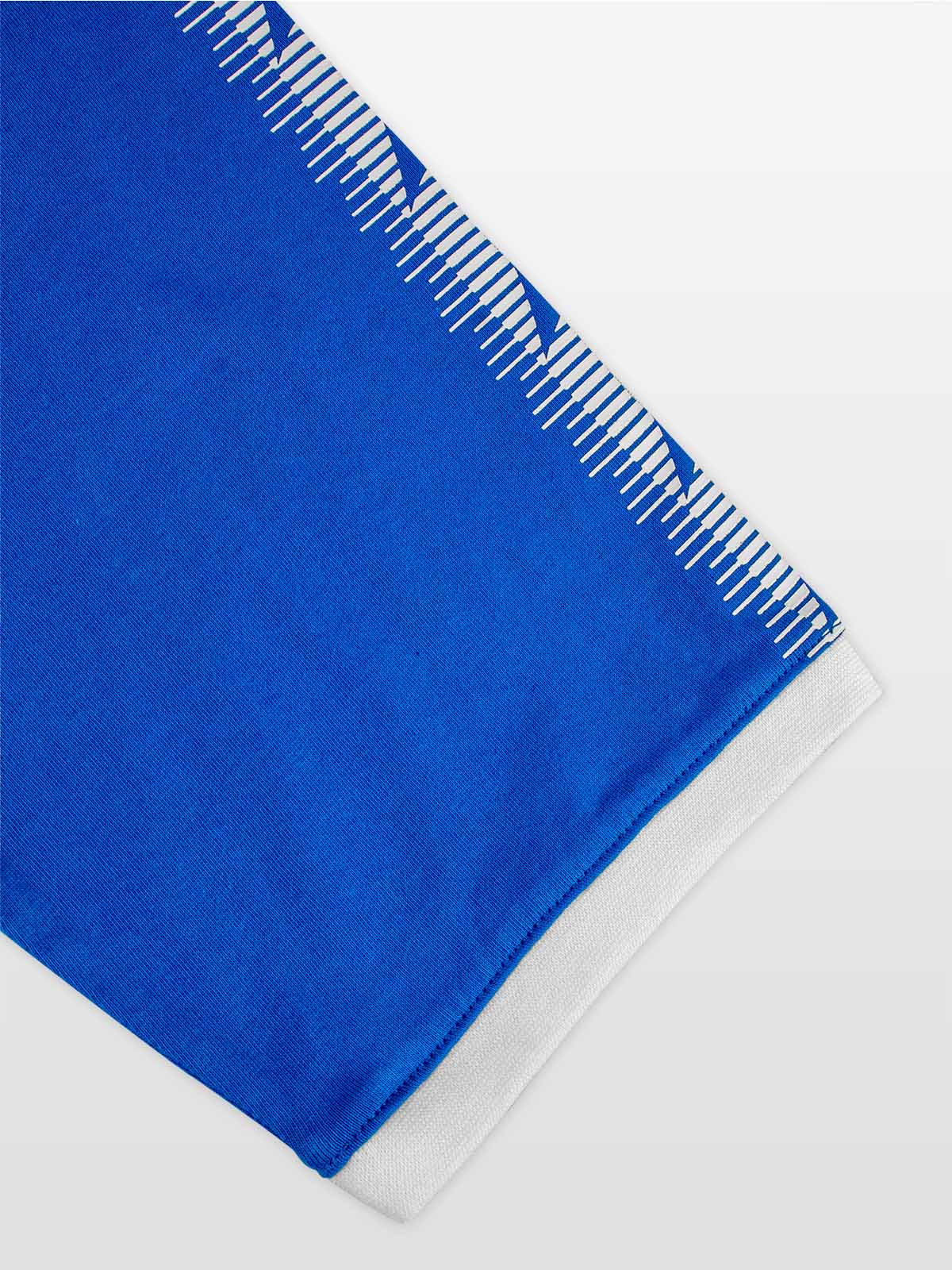 close-up of sleeve cuff on the avec evolve royal blue t-shirt