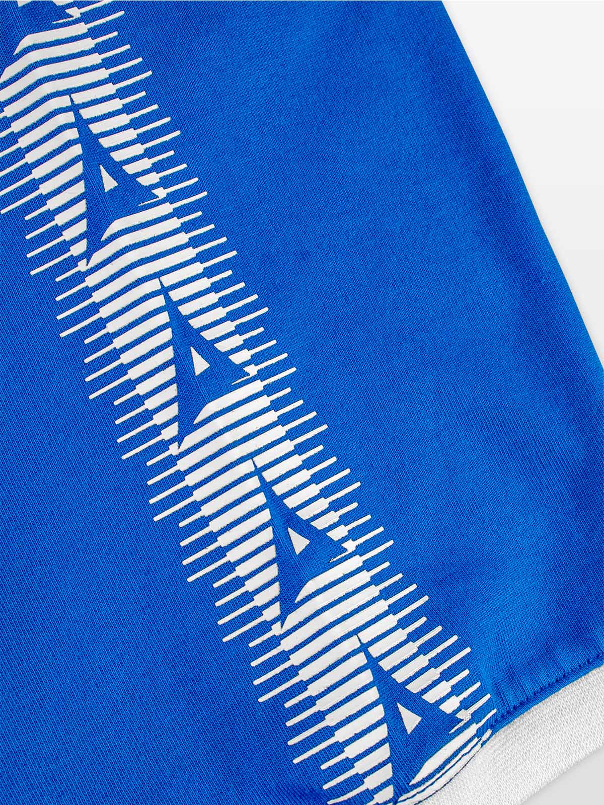 close-up of avec heritage 'a' logo taping on the avec evolve royal blue t-shirt