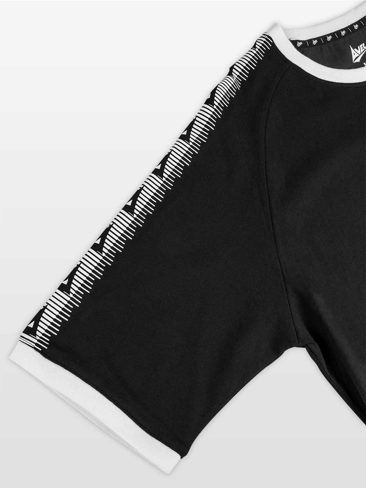close-up of collar  and sleeve design on the avec evolve black t-shirt