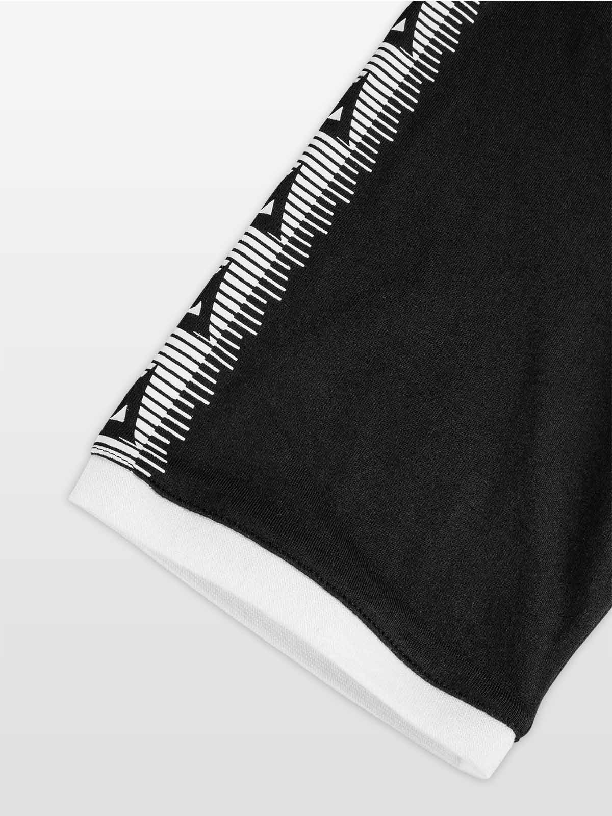 close-up of sleeve cuff on the avec evolve black t-shirt