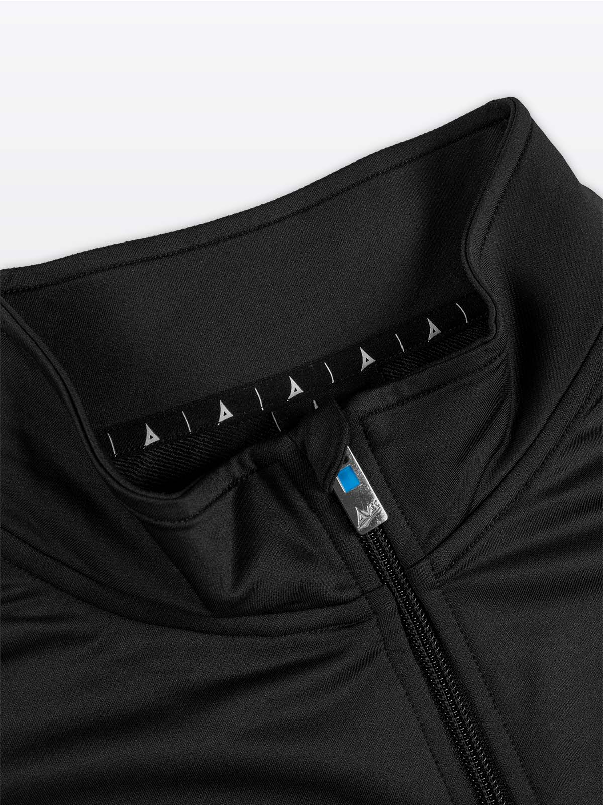 close-up of collar design on the avec focus 2 black track jacket