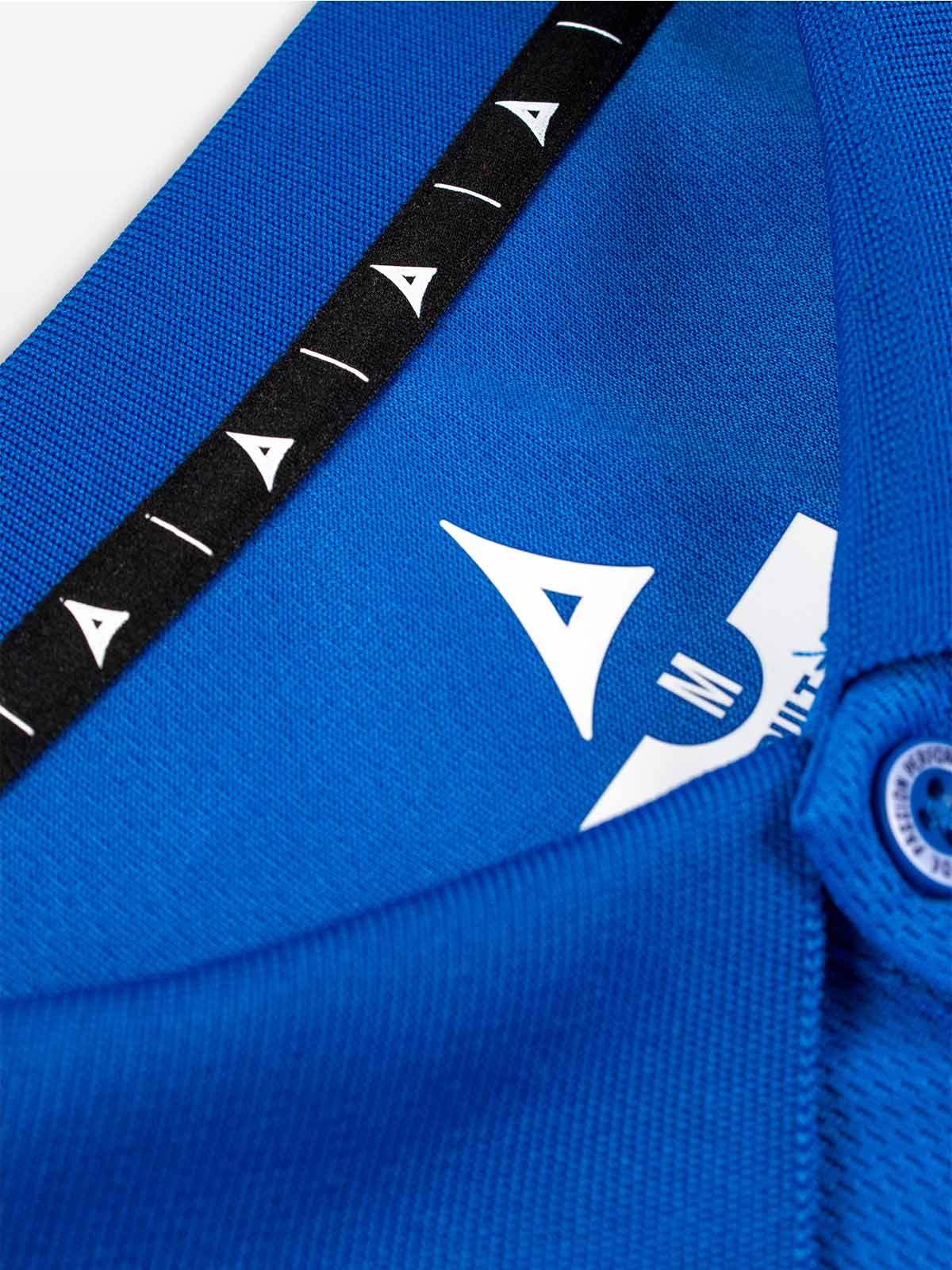 close-up of inner collar design on the avec focus 2 royal tech polo