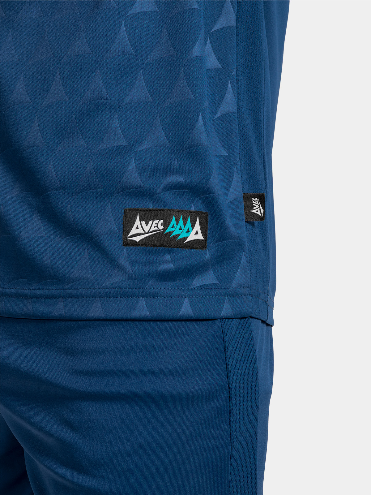 authentic avec sport id label on the navy heritage jersey hem with mesh detailing.