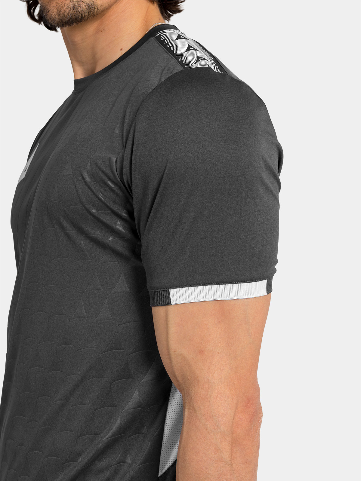 detail of the shoulder construction featuring the tonal heritage 'a' logo tape on the anthracite jersey