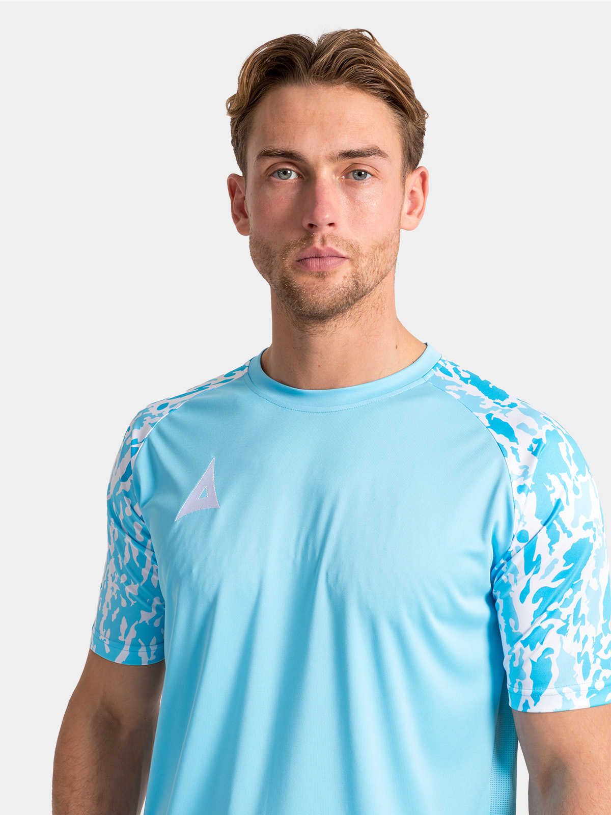 detailed shot of the durable ribbed round collar and internal neck branding on the hyper sky jersey.