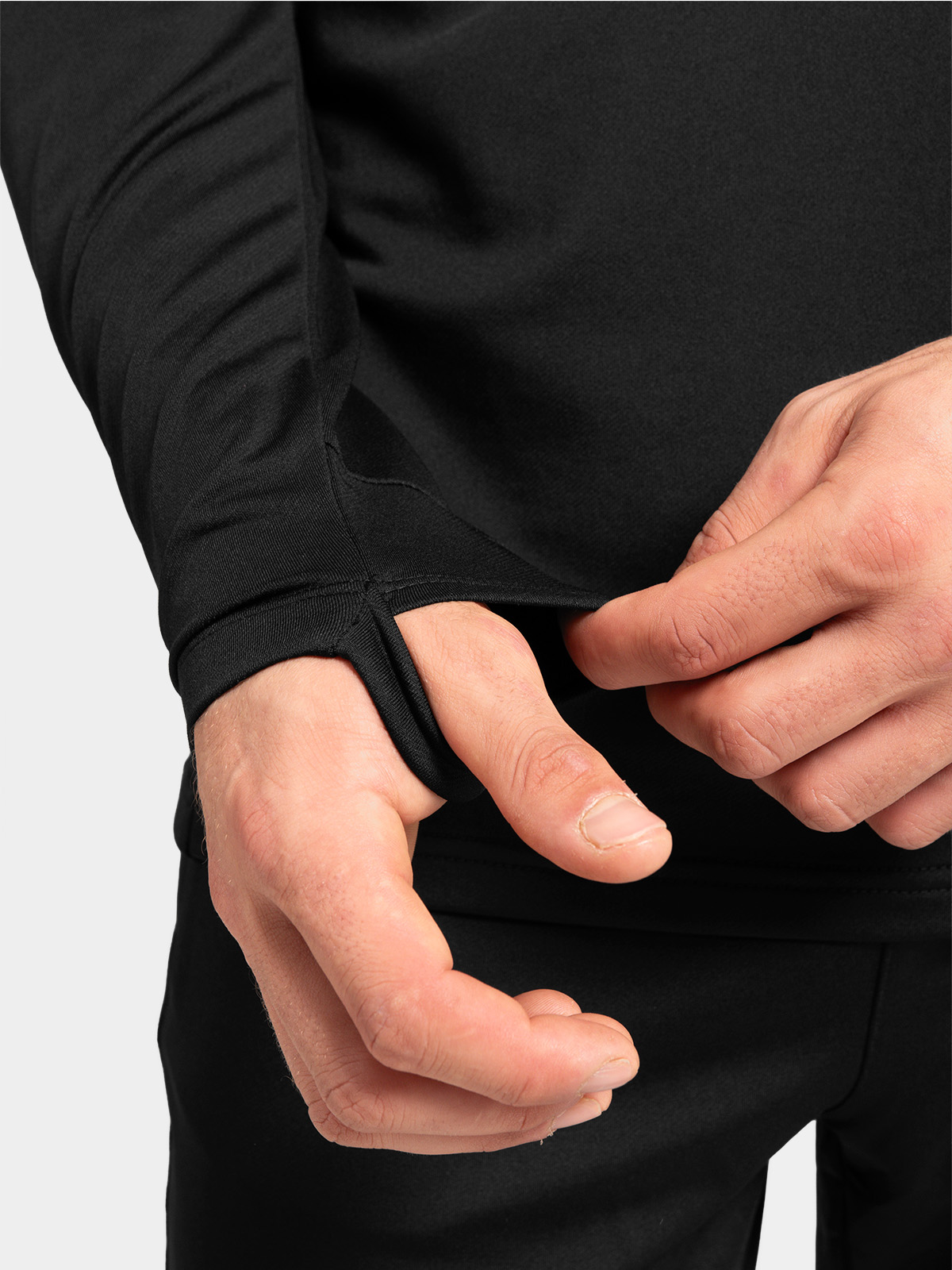 detailed view of the black evolve pro sleeve cuff, demonstrating the integrated athletic thumb-loop for a secure, stay-put fit.