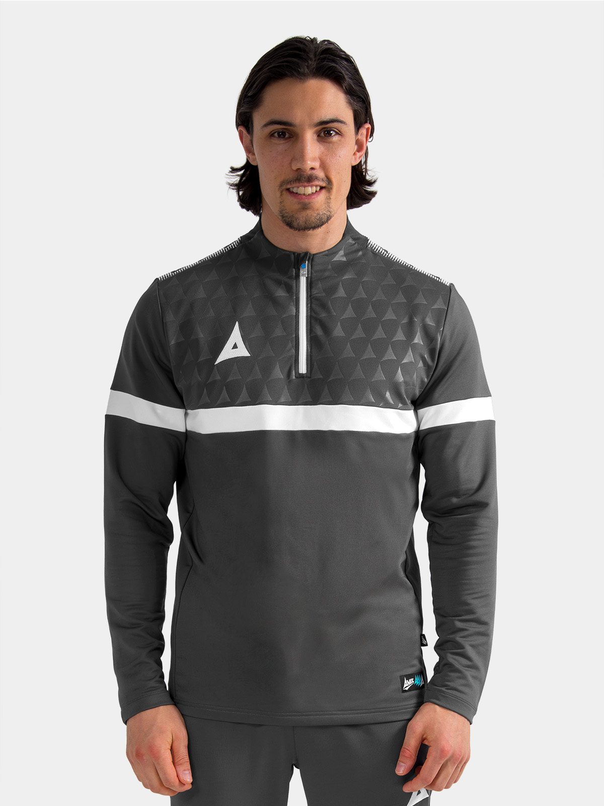 athlete showcasing the anthracite evolve pro 1/4 zip, illustrating the ergonomic fit across the shoulders and chest