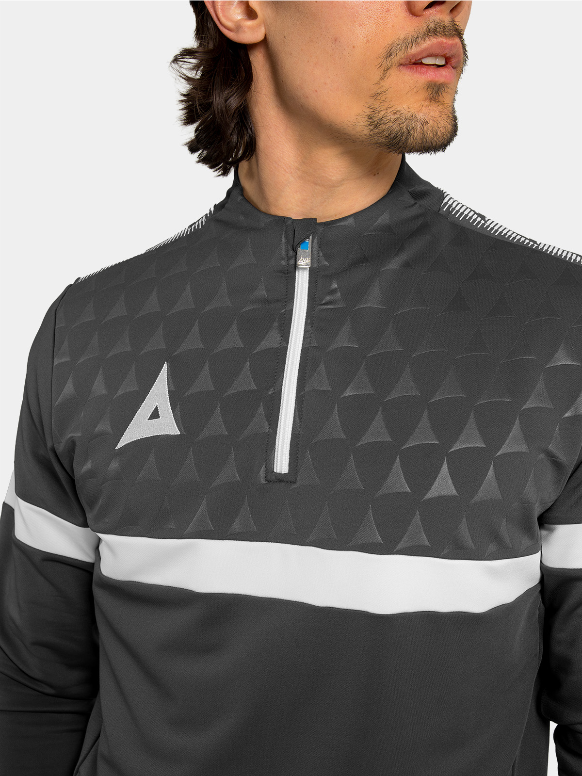close-up of the anthracite overlay zipped to the chin, focusing on the refined zip finish and contrast 'a' branding.