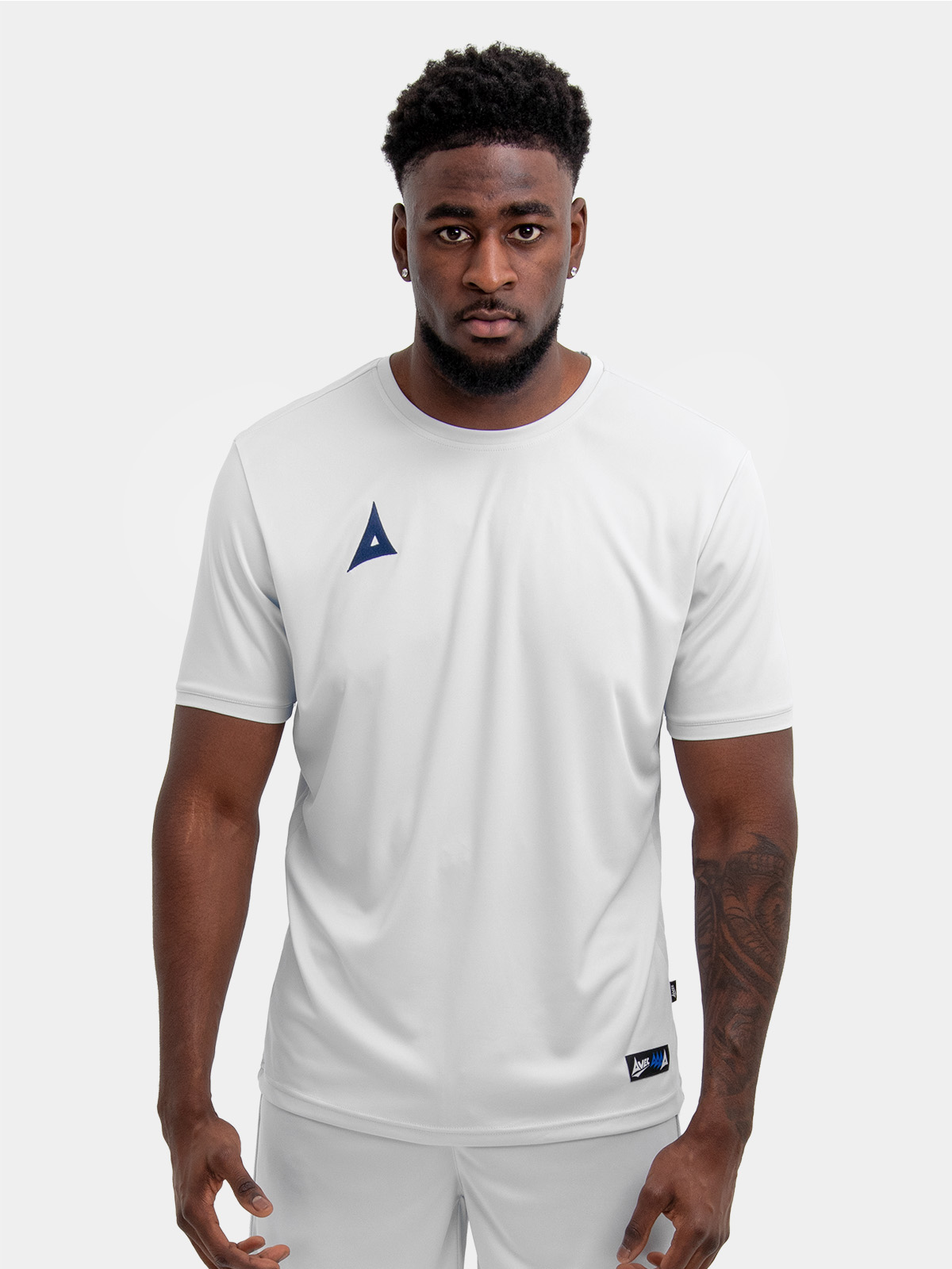 this man is wearing a grey football shirt