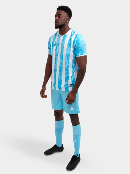 Player wearing Avec Sport Pro Intent Stripe jersey during football training