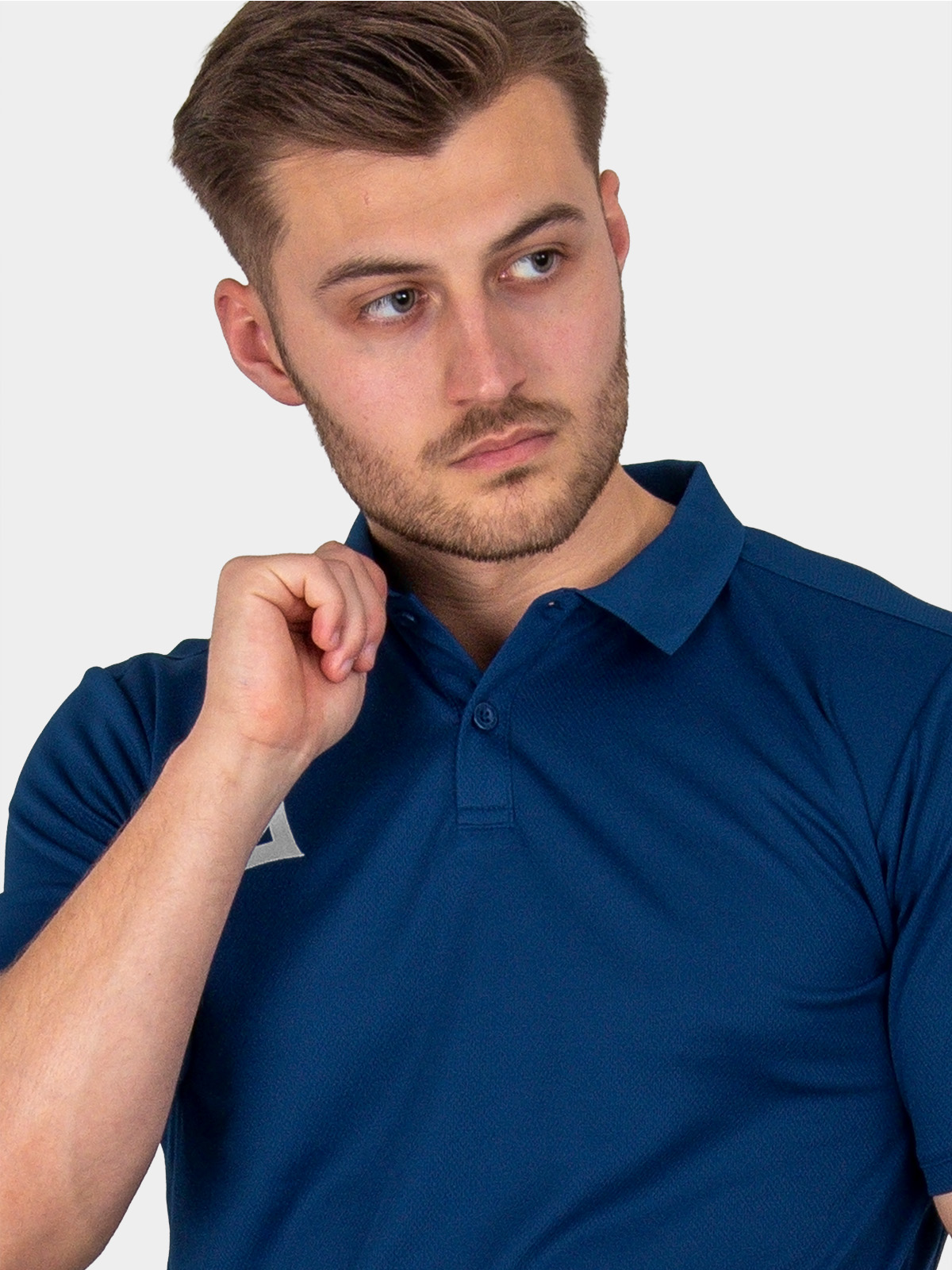 close-up of collar design on the avec focus 2 navy tech polo