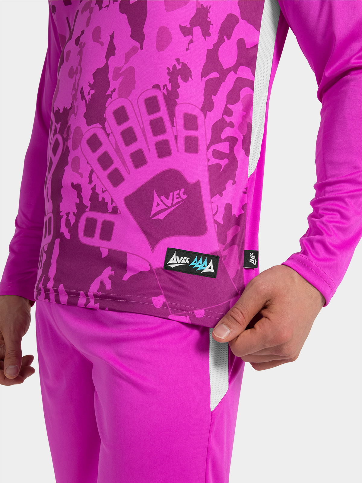 detail shot of the embroidered avec ‘a’ logo and sublimated ‘glove’ pattern on the magenta gk jersey.