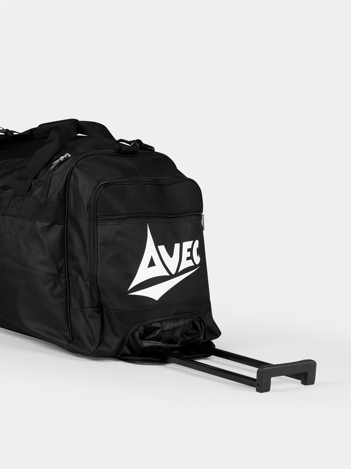 	detail of sturdy pull handle on avec sport team roller bag for easy transport
