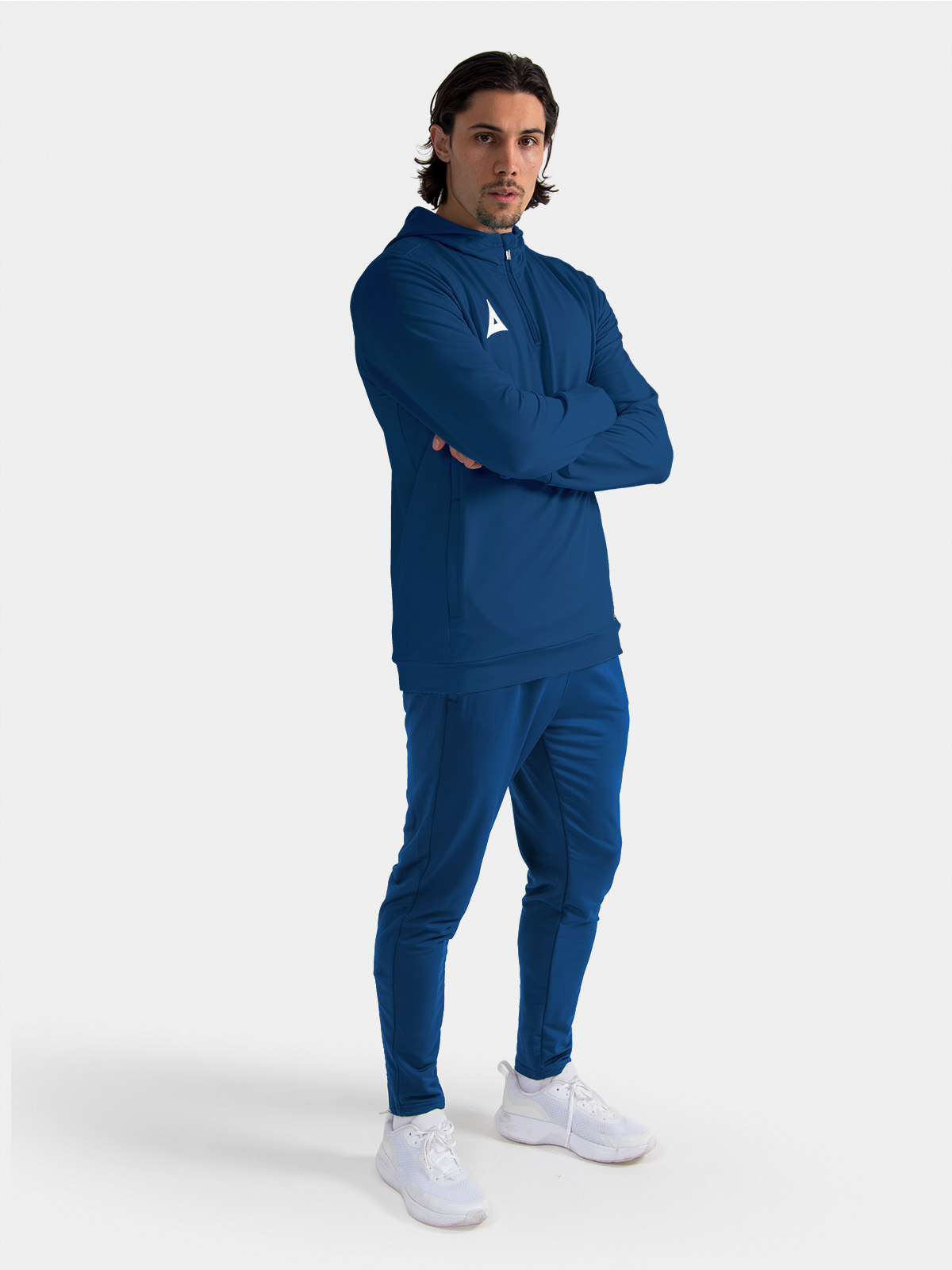 full-length view of the navy focus 2 training range, showing the qz hoody as a versatile travel and training piece.