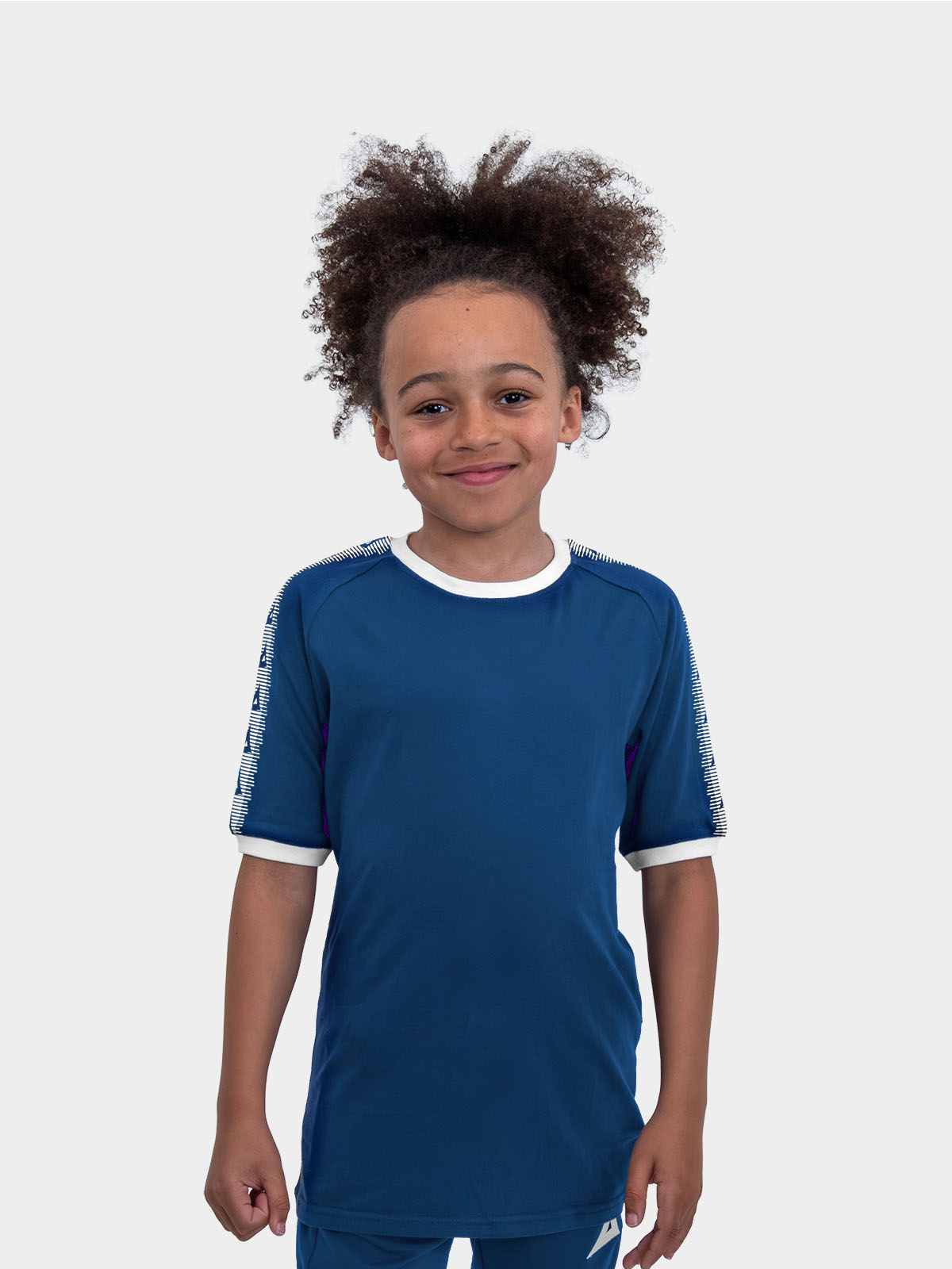 a junior model stood wearing the avec evolve navy t-shirt