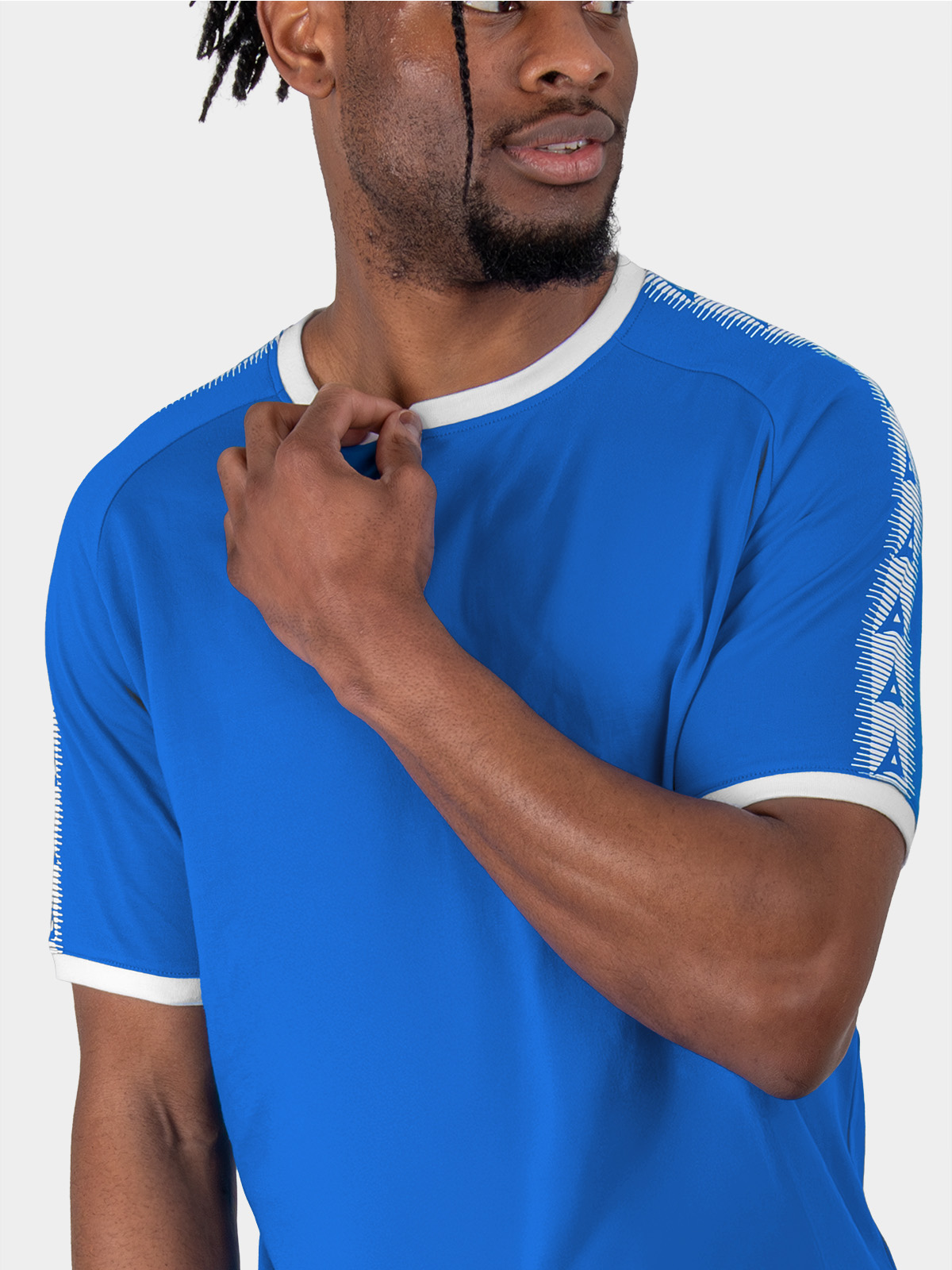 close-up of collar design on the avec evolve royal blue t-shirt