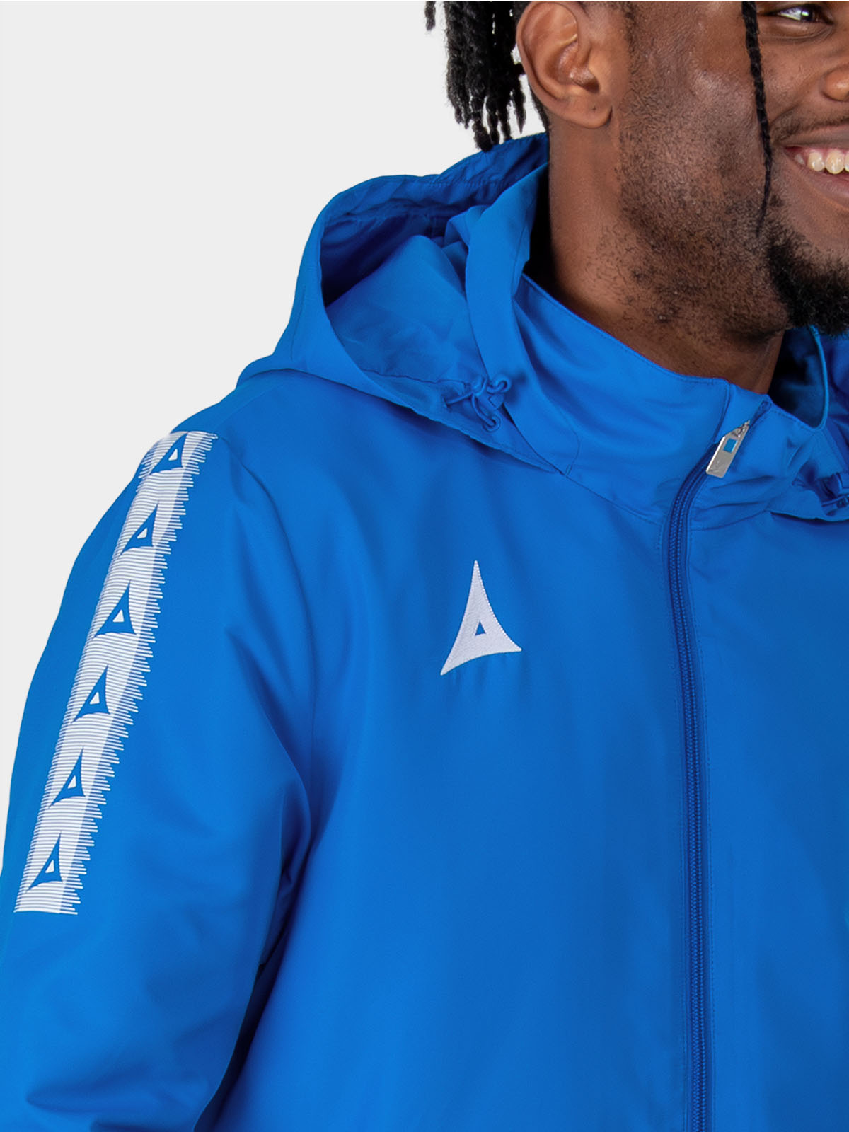 	avec heritage a contrast sleeve detail and embroidered logo close-up on royal blue evolve rain jacket