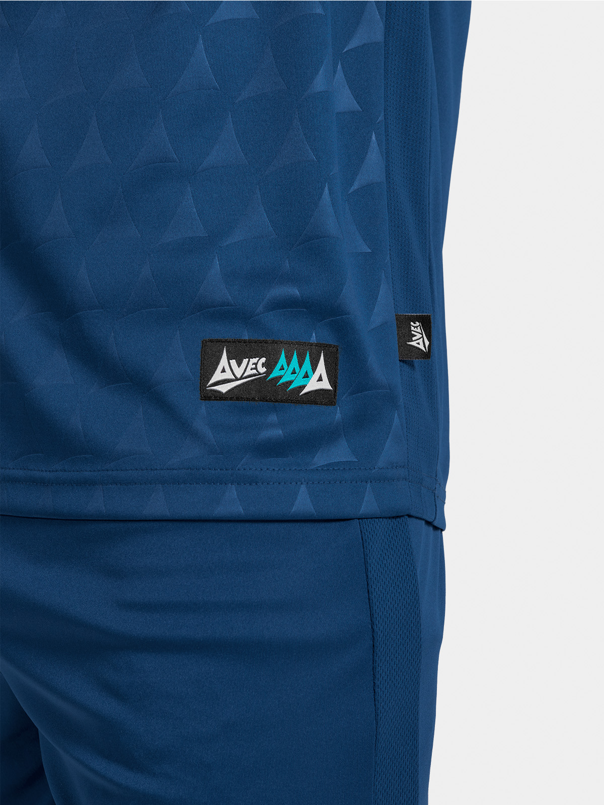 	authentic avec sport id label on the navy heritage jersey hem with mesh detailing.	