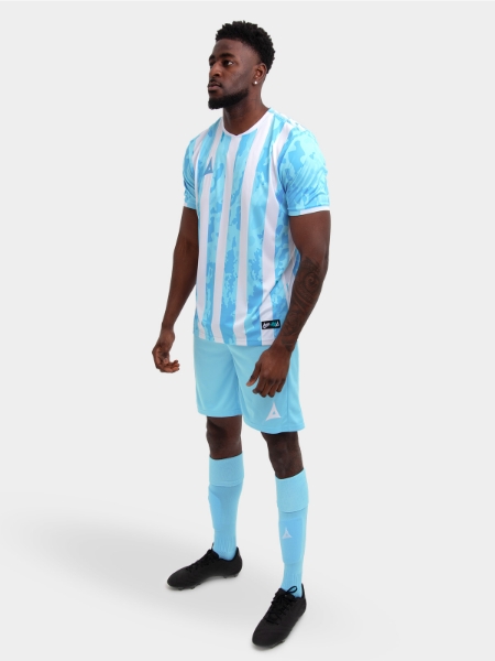	Player wearing Avec Sport Pro Intent Stripe jersey during football training